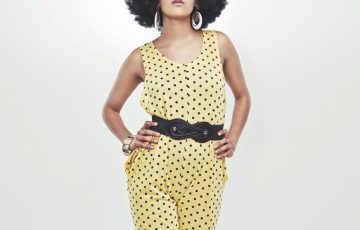 woman-wearing-retro-frizzy-wig